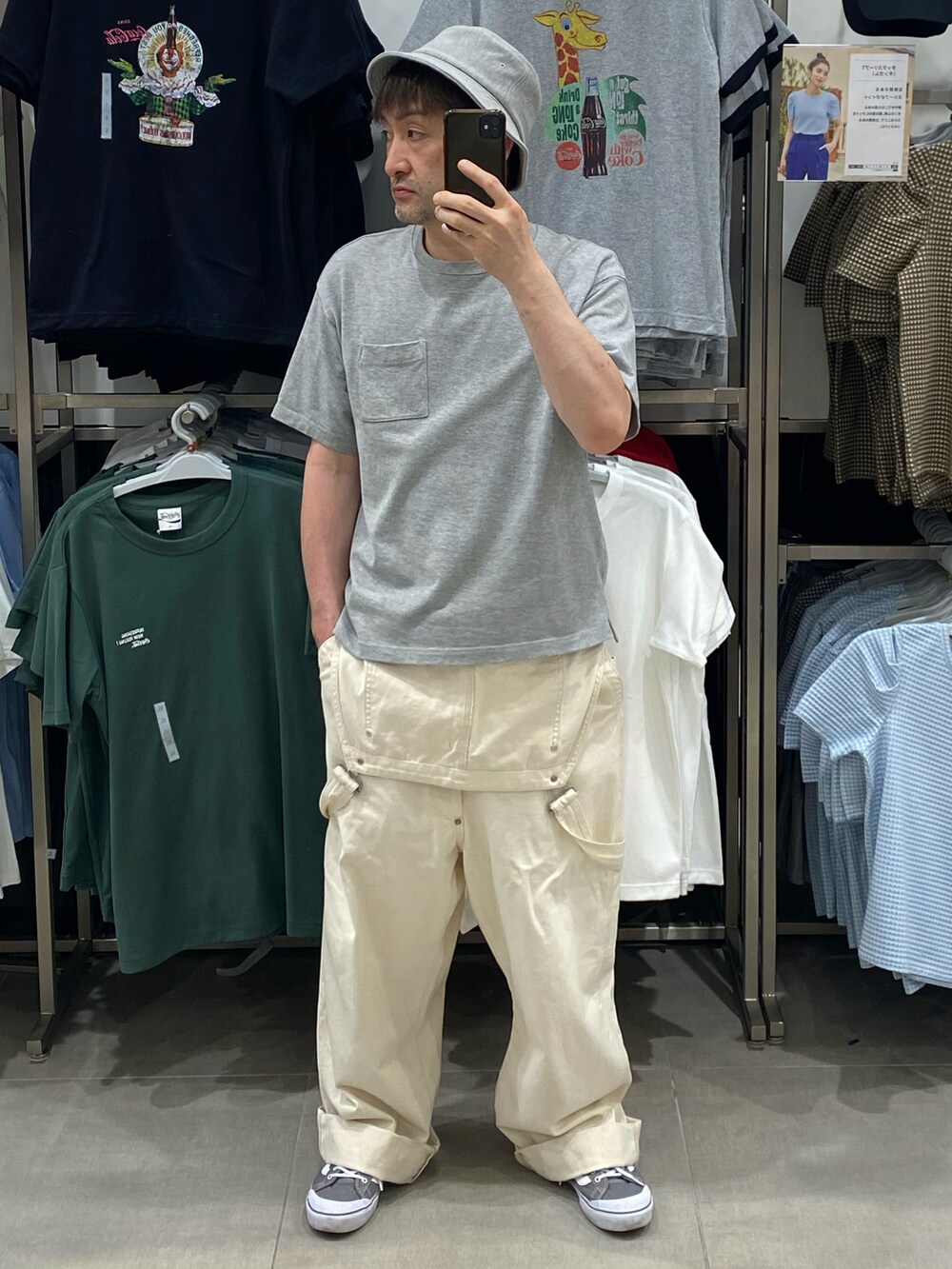 グレー系のTシャツ/カットソー、ホワイト系のサロペット/オーバーオール、グレー系のスニーカーを着用したメンズの夏コーディネートの2枚目の写真