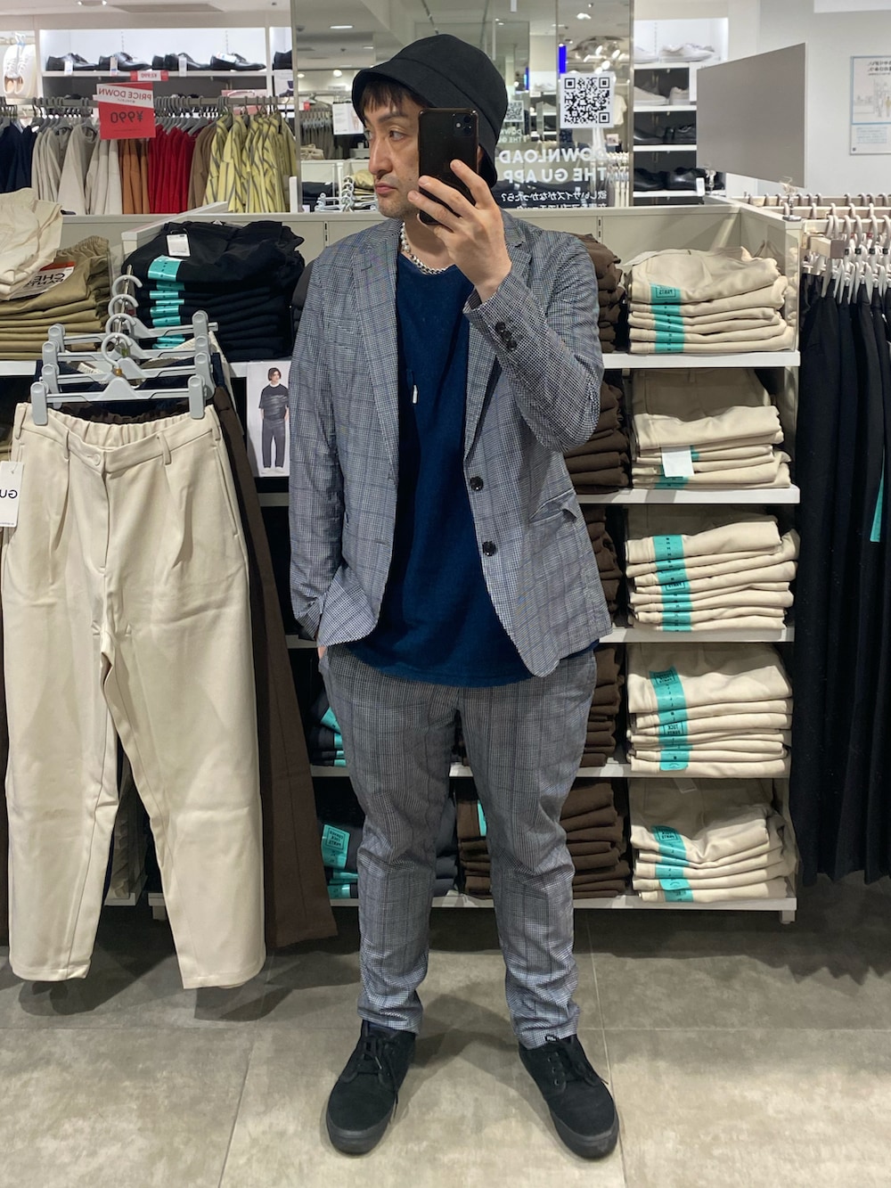 グレー系のテーラードジャケット、ブルー系のTシャツ/カットソー、グレー系のスラックスを着用したメンズの夏コーディネートの4枚目の写真