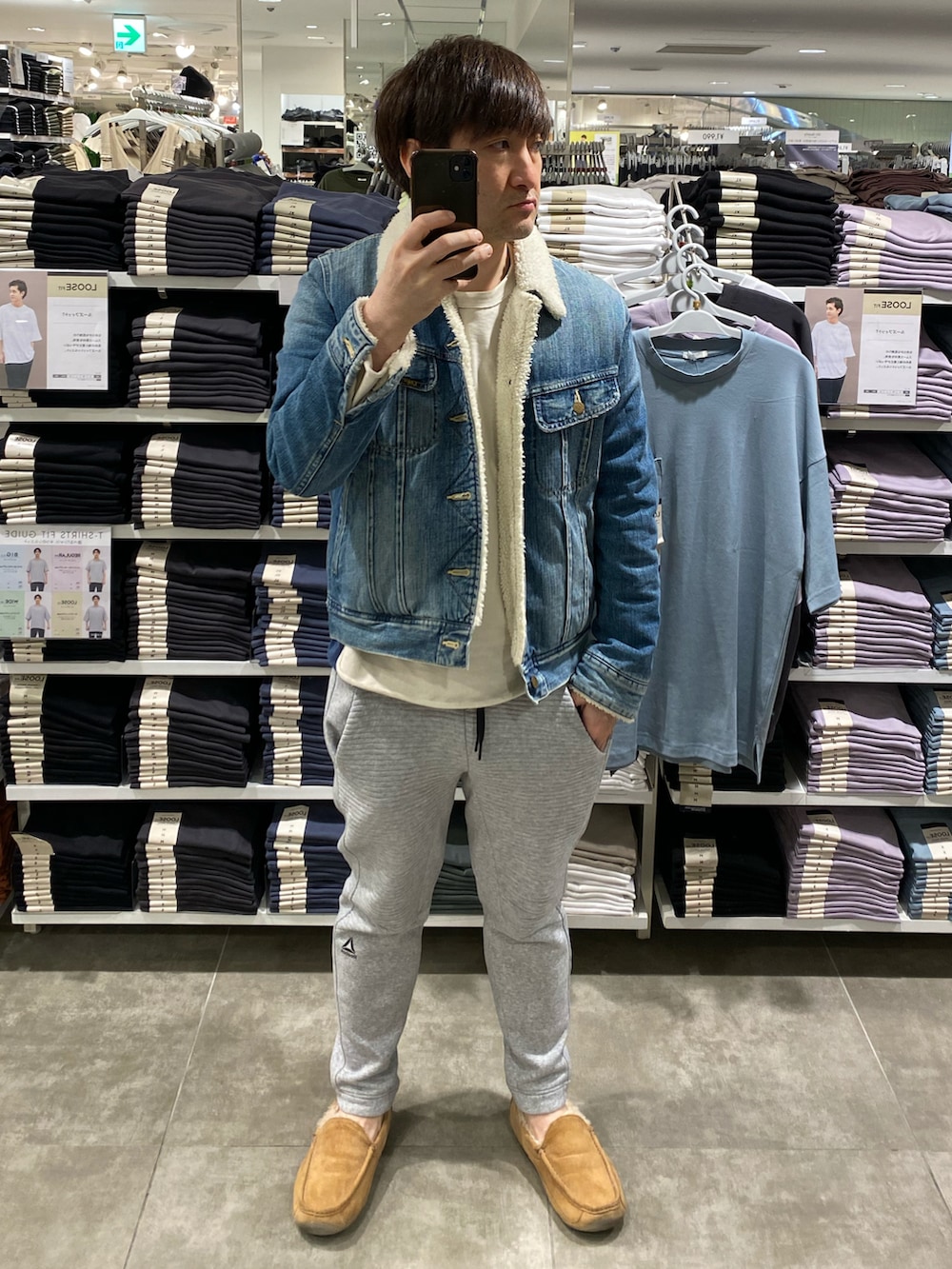 ブルー系のデニムジャケット、グレー系のスウェットパンツ、ベージュ系のモカシン/デッキシューズを着用したメンズの春コーディネートの3枚目の写真