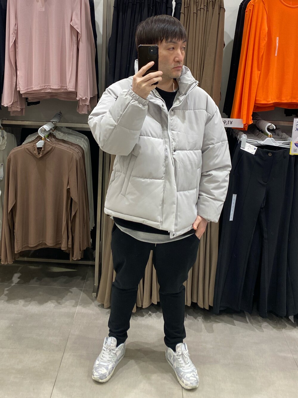 グレー系のダウンジャケット/コート、ブラック系のスウェット、ブラック系のスウェットパンツを着用したメンズの冬コーディネートの3枚目の写真