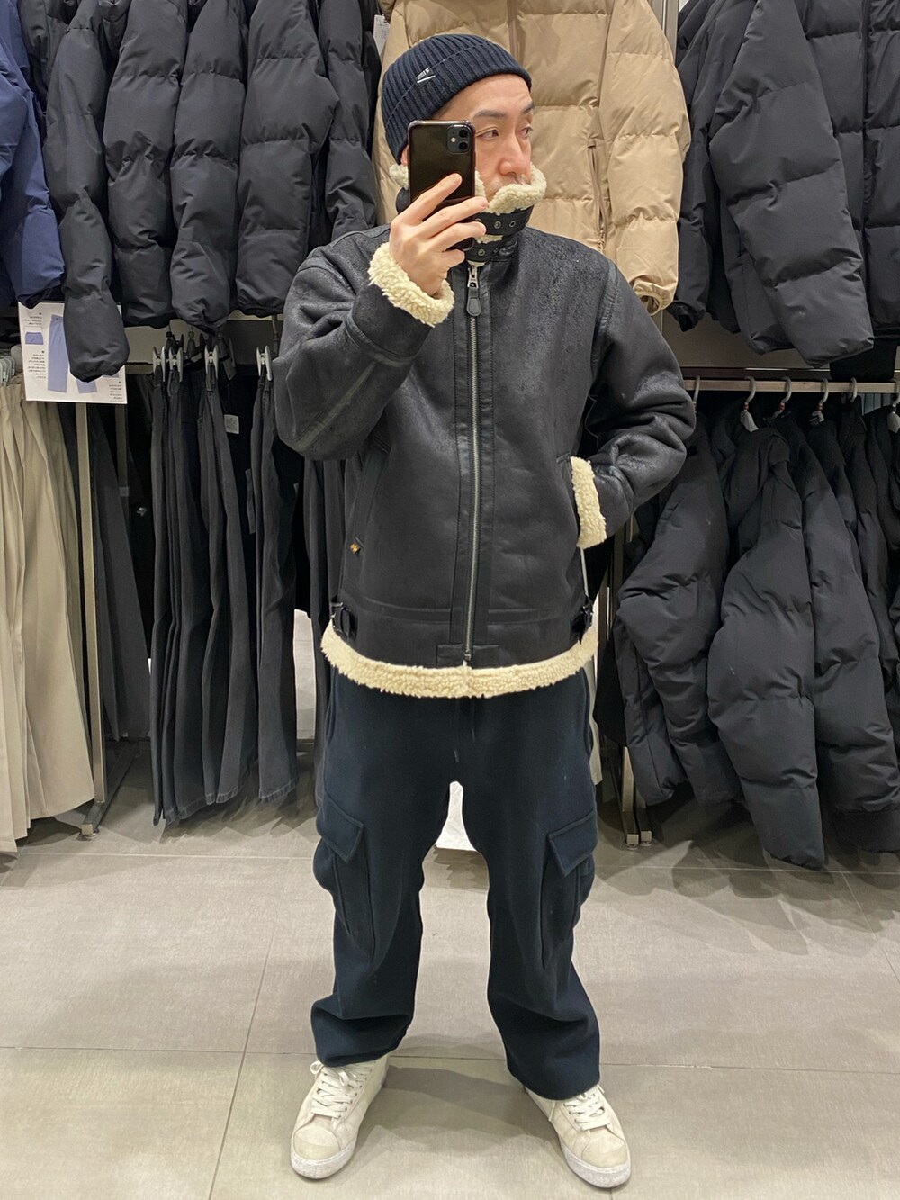 ブラック系のその他アウター、ホワイト系のスウェット、ブラック系のカーゴパンツを着用したメンズの冬コーディネートの5枚目の写真