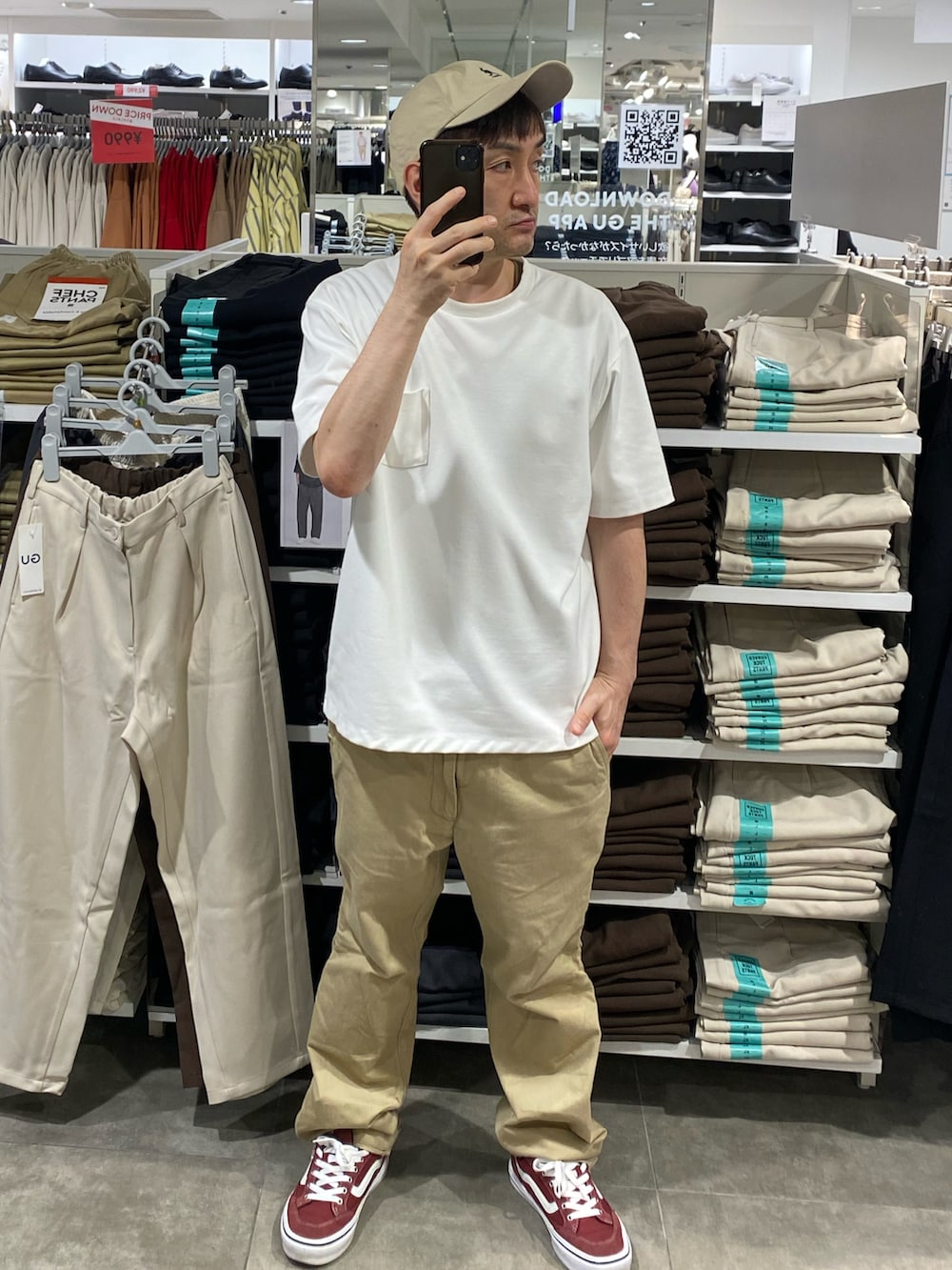 ホワイト系のTシャツ/カットソー、ベージュ系のチノパンツ、レッド系のスニーカーを着用したメンズの夏コーディネートの2枚目の写真