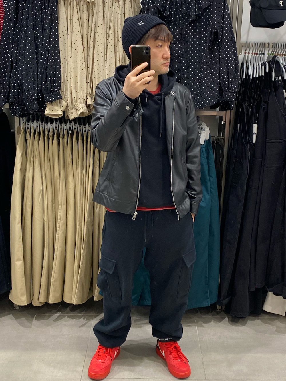 ブラック系のライダースジャケット、ブラック系のパーカー、ブラック系のカーゴパンツを着用したメンズの春コーディネートの4枚目の写真