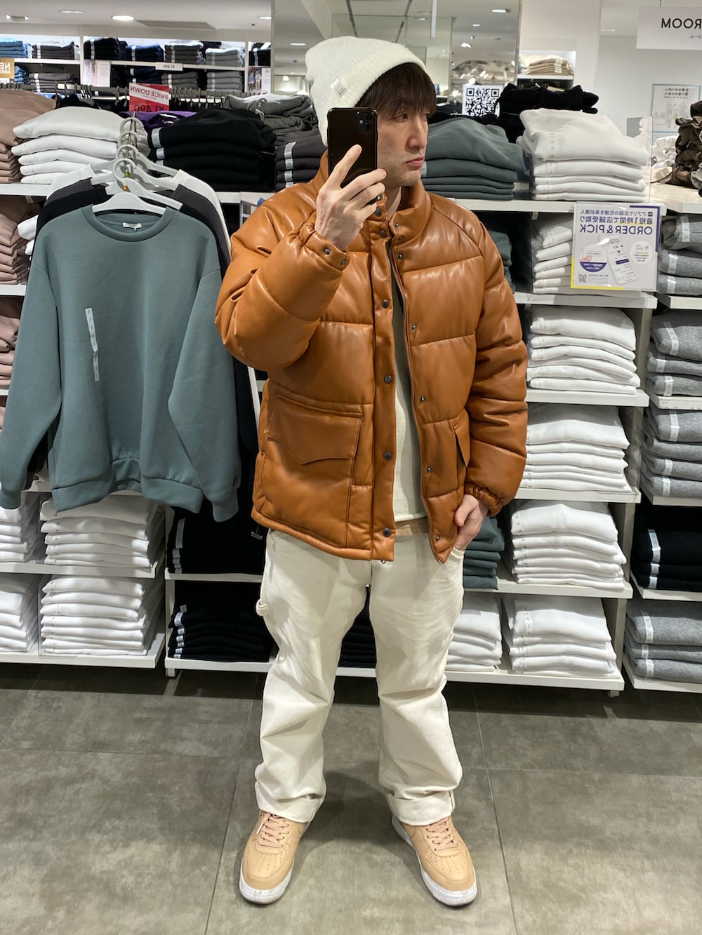 ブラウン系のダウンジャケット/コート、ホワイト系のその他パンツ、ベージュ系のスニーカーを着用したメンズの冬コーディネートの2枚目の写真