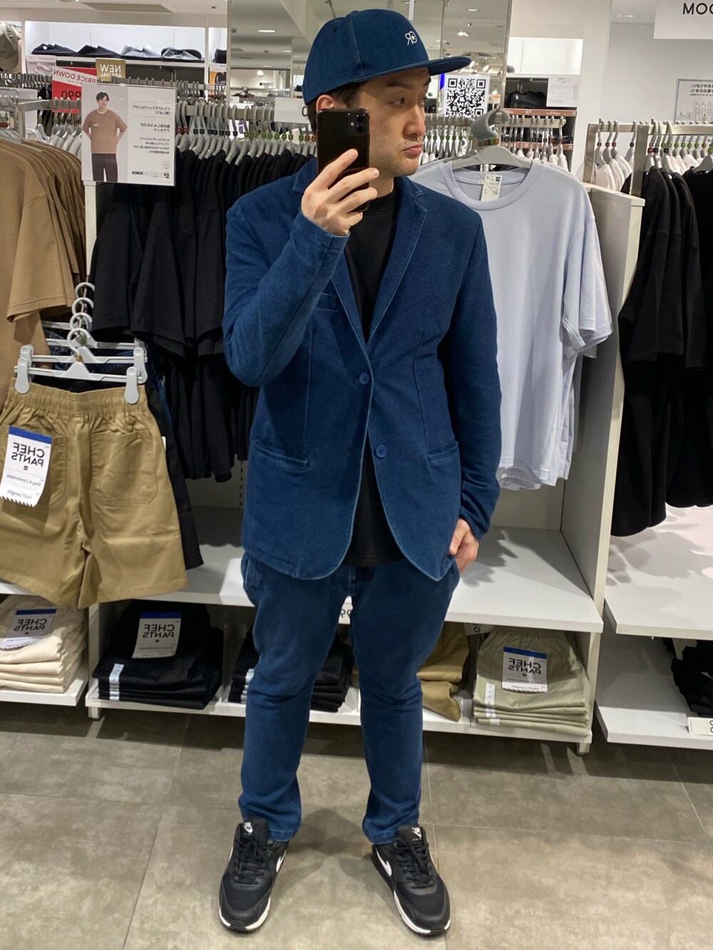 ブラック系のスウェット、ブルー系のテーラードジャケット、ブルー系のスウェットパンツを着用したメンズの春コーディネートの5枚目の写真