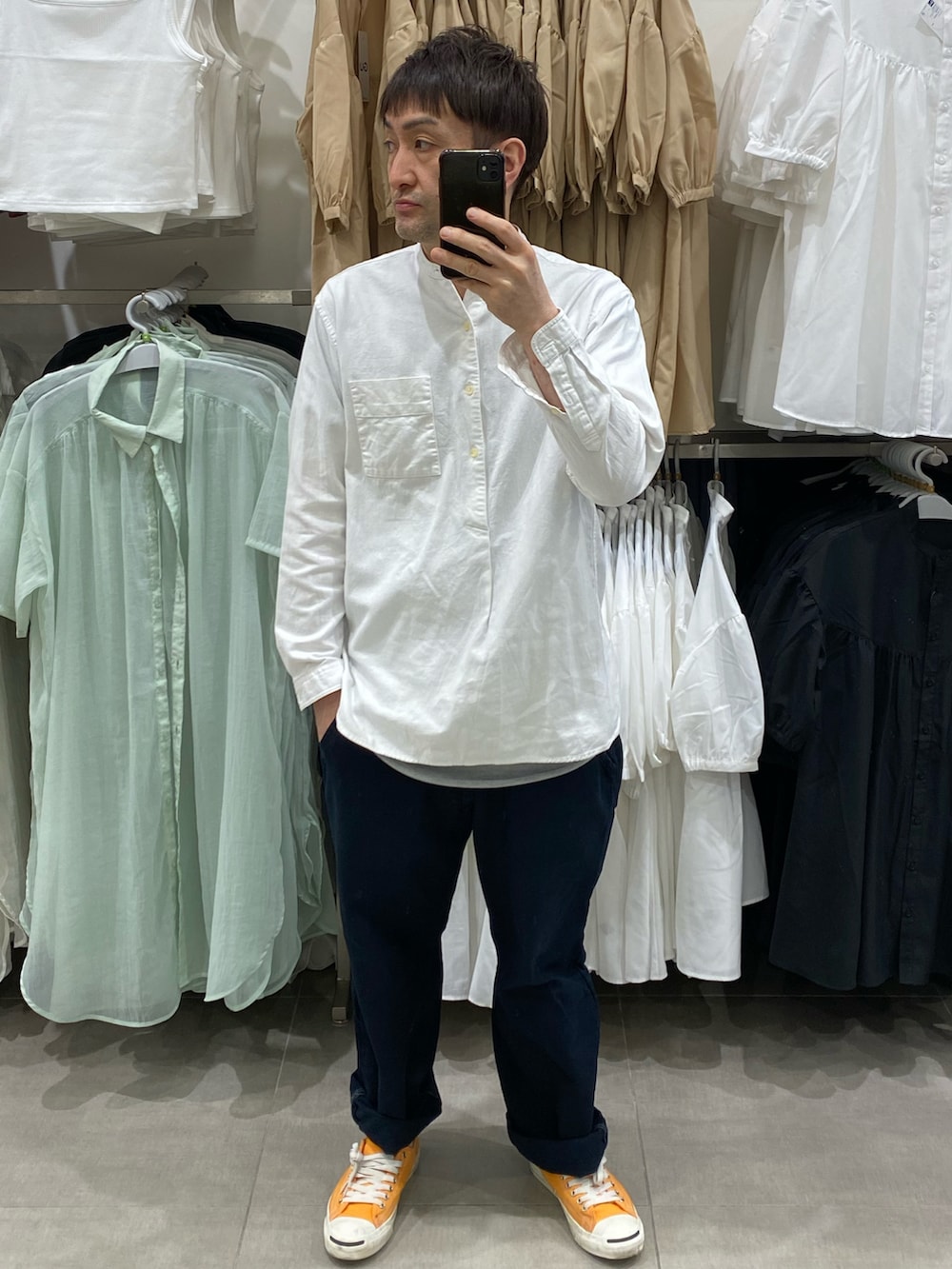 ホワイト系のシャツ/ブラウス、ブルー系のその他パンツ、オレンジ系のスニーカーを着用したメンズの春コーディネートの2枚目の写真