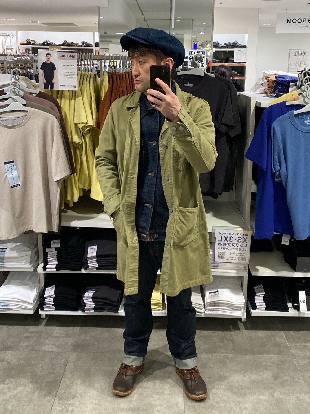 グリーン系のその他アウター、ブルー系のデニムジャケット、ブルー系のデニムパンツを着用したメンズの春コーディネートの5枚目の写真