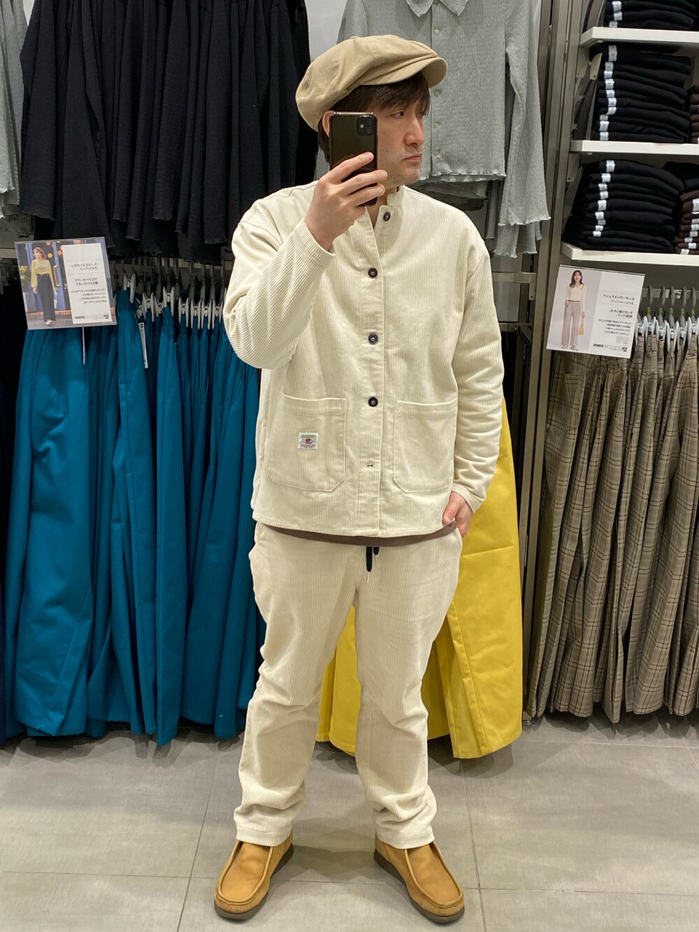 ホワイト系のブルゾン、ホワイト系のその他パンツ、ベージュ系のブーツを着用したメンズの春コーディネートの3枚目の写真