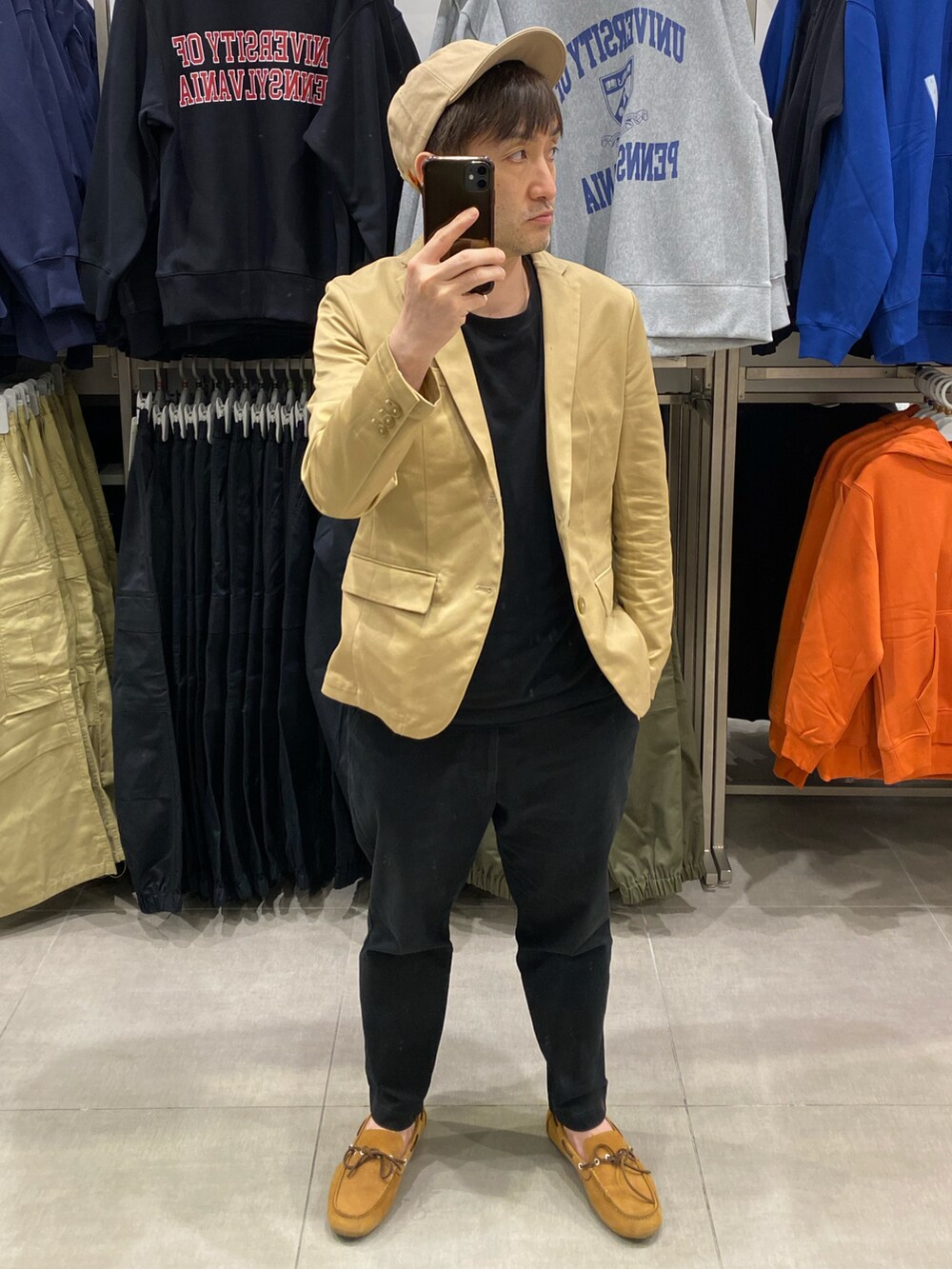 ベージュ系のテーラードジャケット、ベージュ系のモカシン/デッキシューズ、ベージュ系のキャップを着用したメンズの秋コーディネートの3枚目の写真