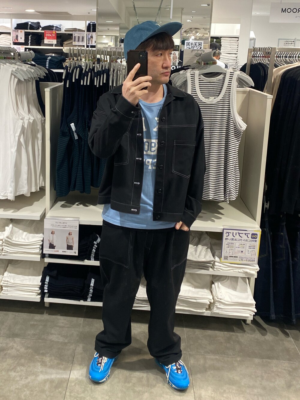 ブラック系のセットアップ、ブルー系のTシャツ/カットソー、ブルー系のスニーカーを着用したメンズの夏コーディネートの2枚目の写真