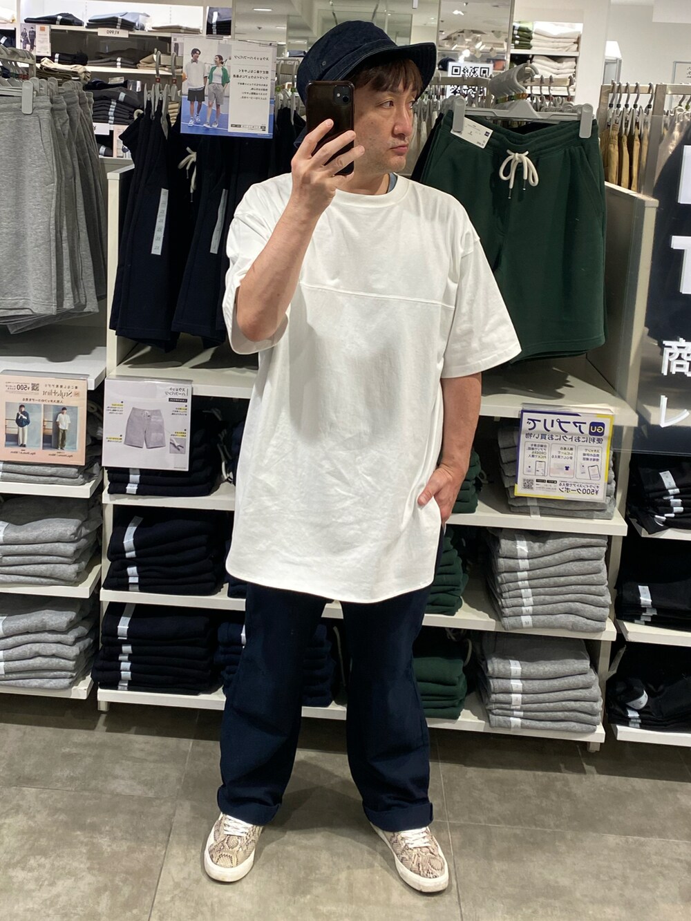 ホワイト系のTシャツ/カットソー、ブルー系のその他パンツ、その他のスニーカーを着用したメンズの夏コーディネートの2枚目の写真