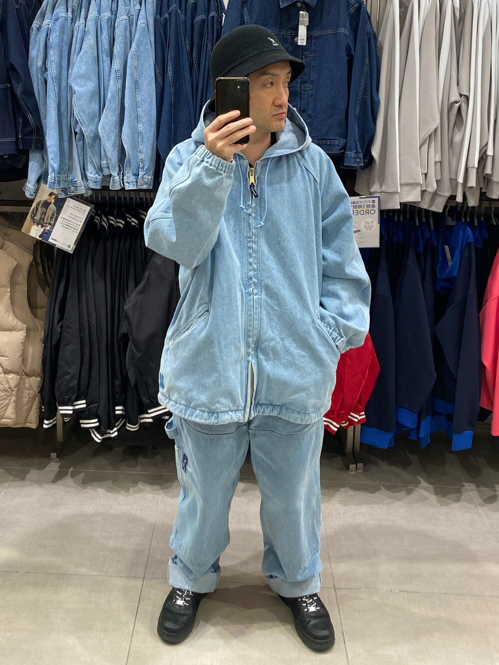 ブラック系のスウェット、ブルー系のその他パンツ、ブラック系のスニーカーを着用したメンズの秋コーディネートの5枚目の写真