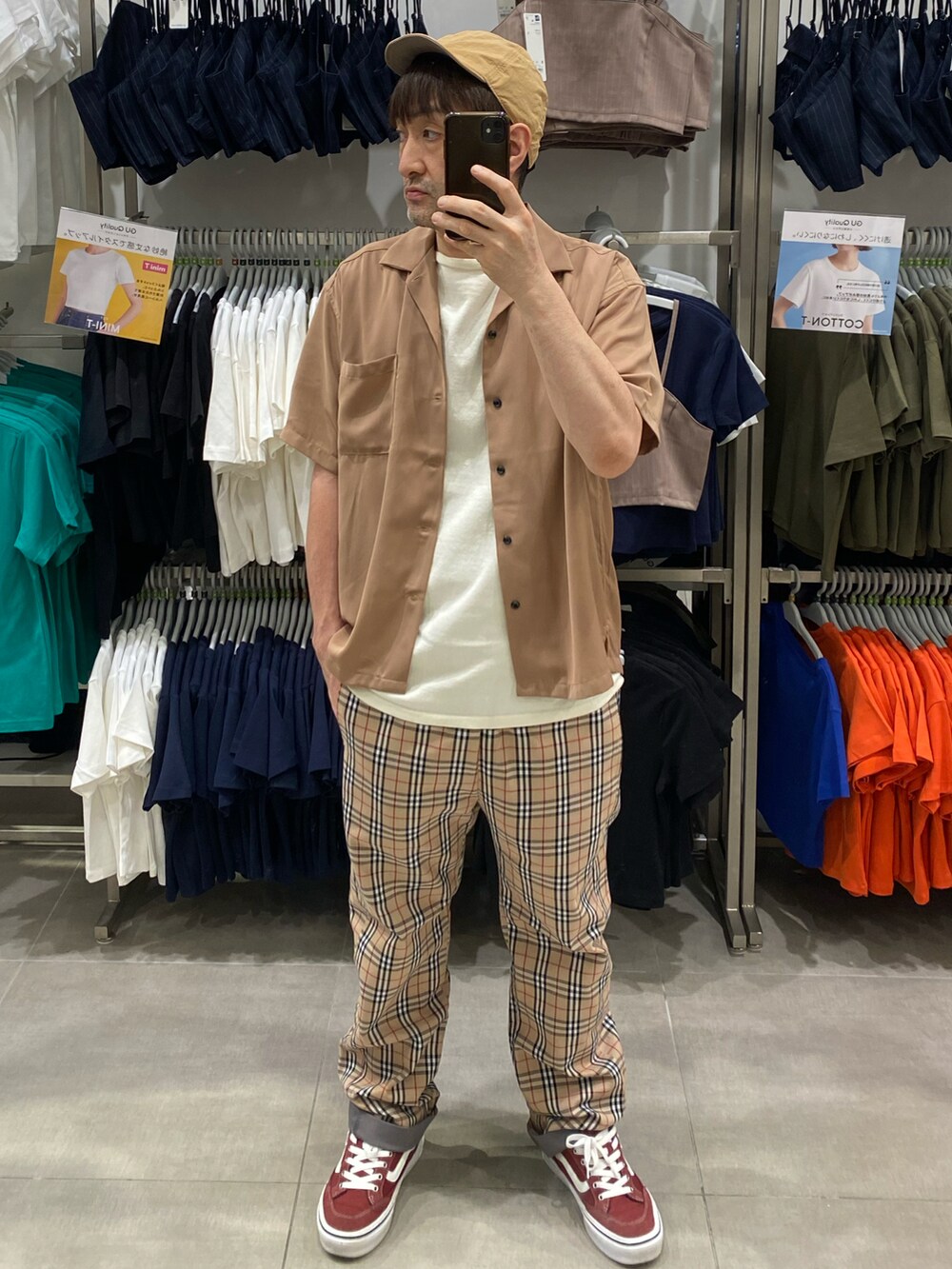 ブラウン系のシャツ/ブラウス、ホワイト系のTシャツ/カットソー、ベージュ系のパンツを着用したメンズの秋コーディネートの3枚目の写真