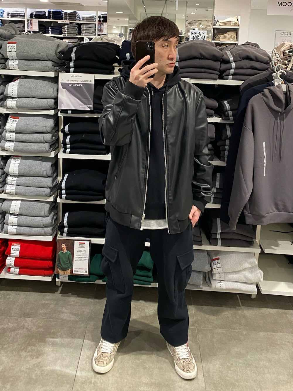 ブラック系のブルゾン、ブラック系のカーゴパンツ、その他のスニーカーを着用したメンズの春コーディネートの3枚目の写真
