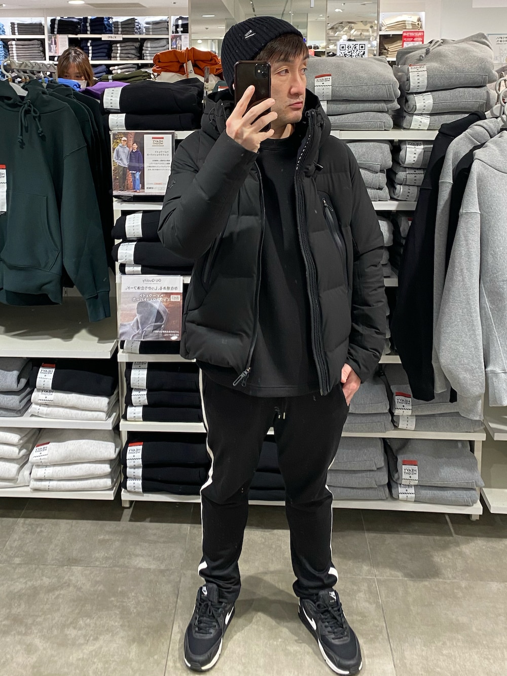 ブラック系のダウンジャケット/コート、ブラック系のスウェット、ブラック系のその他パンツを着用したメンズの冬コーディネートの4枚目の写真