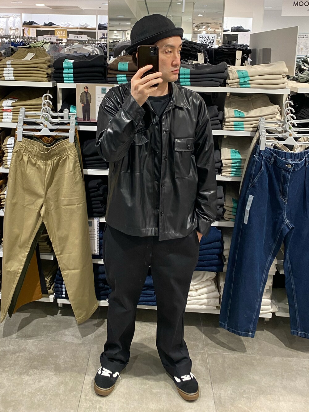 ブラック系のブルゾン、ブラック系のチノパンツ、ブラック系のスニーカーを着用したメンズの冬コーディネートの2枚目の写真