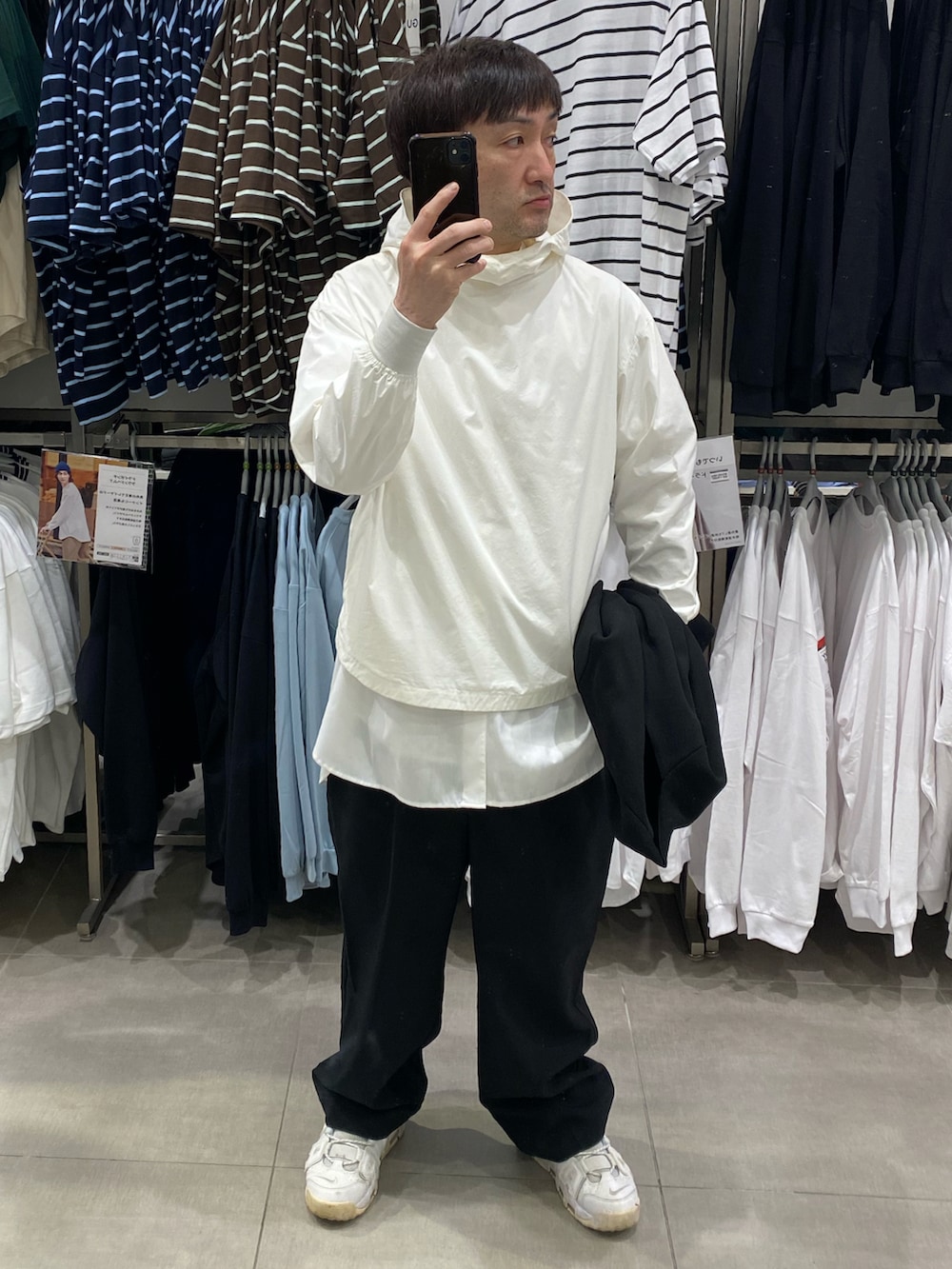 「おしゃれさんと繋がりたい、おやじコーデ、パーカー、ノーカラージャケット、ワイドパンツ、スニーカー、モアテン、モノトーン、ルーズシルエット、ストリート、オーバーサイズ、モード、モードストリート、モードストリートフェス」｜「GLOBAL WORKのアイテム（テーラードジャケット、ブラック系）」を使った、hiroさん（メンズ・165cm）の春コーディネートの3枚目の写真