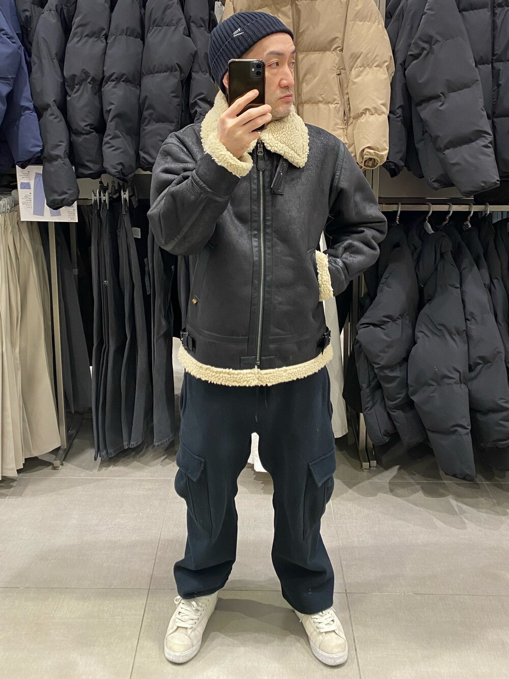 ブラック系のその他アウター、ホワイト系のスウェット、ブラック系のカーゴパンツを着用したメンズの冬コーディネートの4枚目の写真