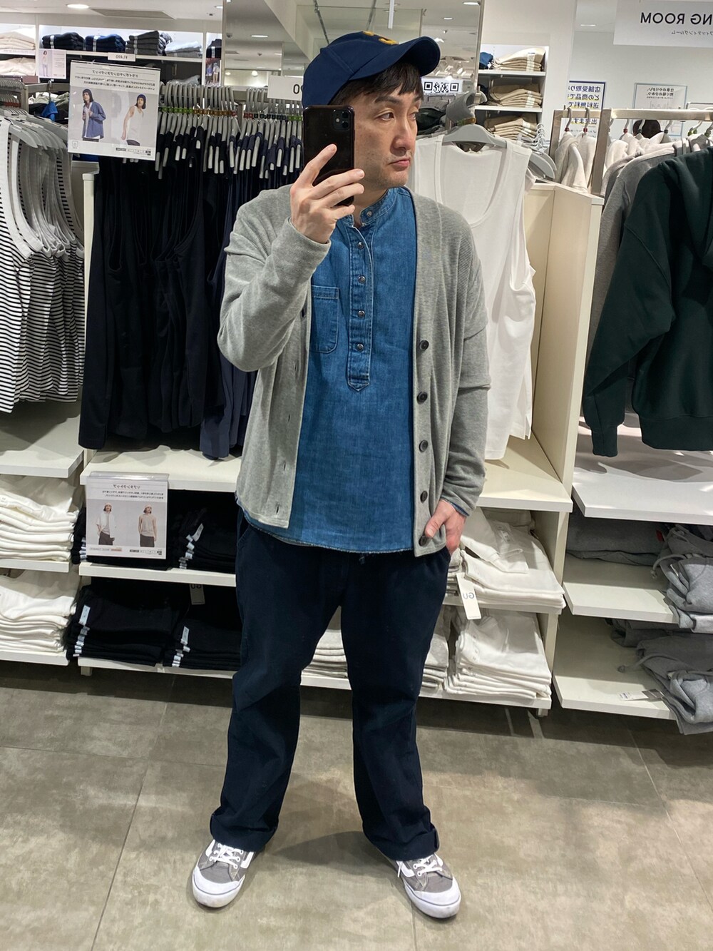 ブルー系のその他パンツ、グレー系のスニーカー、ブルー系の帽子を着用したメンズの春コーディネートの2枚目の写真