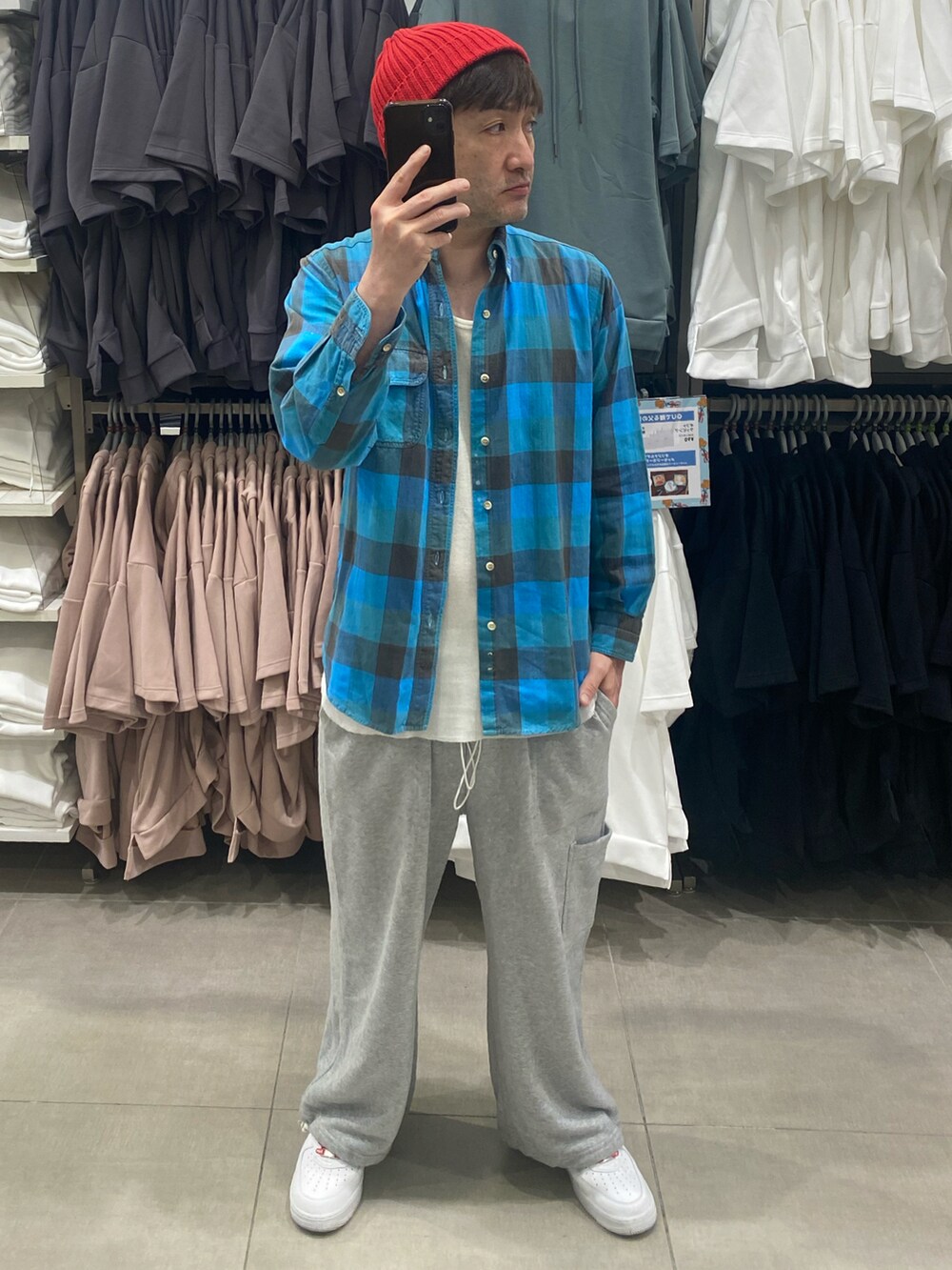 ブルー系のシャツ/ブラウス、グレー系のスウェットパンツ、ホワイト系のスニーカーを着用したメンズの夏コーディネートの2枚目の写真