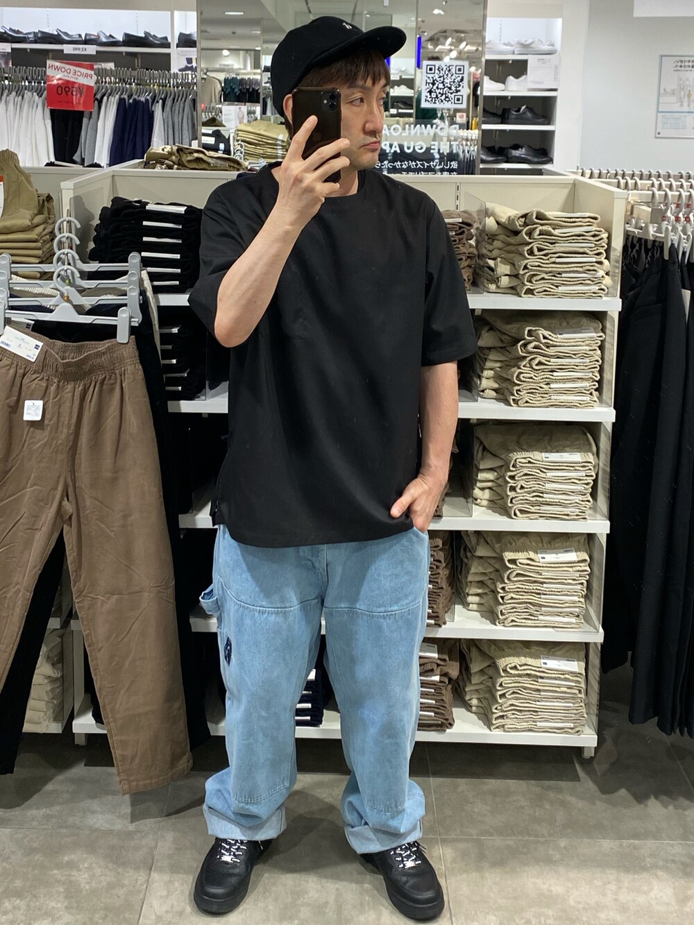 ブラック系のTシャツ/カットソー、ブルー系のその他パンツ、ブラック系のスニーカーを着用したメンズの夏コーディネートの2枚目の写真