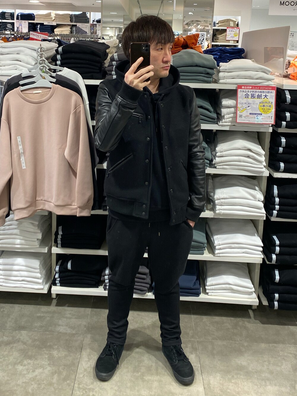 ブラック系のスタジャン、ブラック系のスウェットパンツ、ブラック系のスニーカーを着用したメンズの冬コーディネートの3枚目の写真