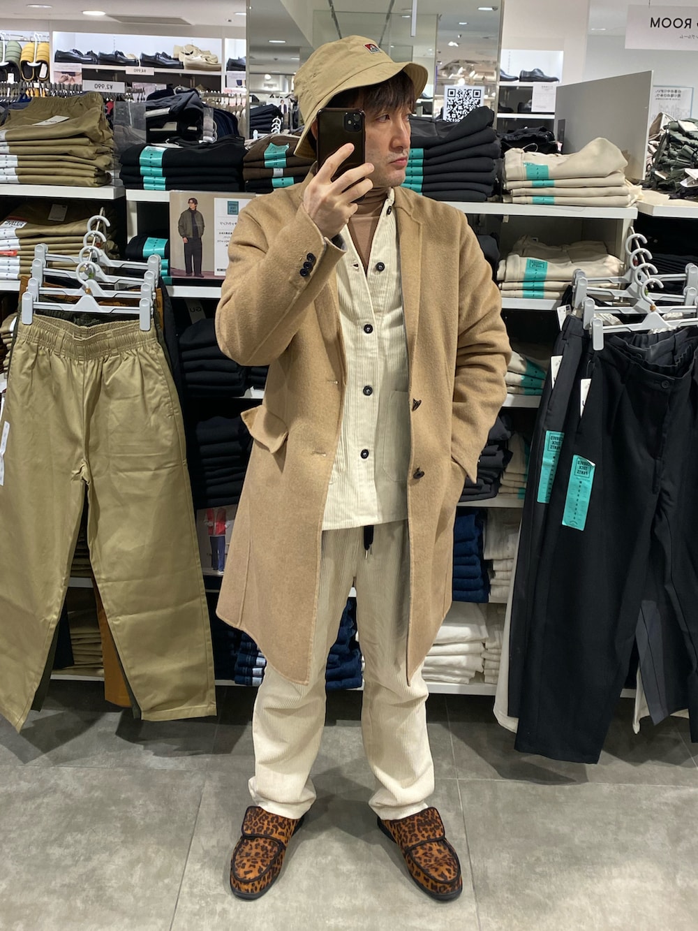 ホワイト系のブルゾン、ベージュ系のトップス、その他のスニーカーを着用したメンズの秋コーディネートの3枚目の写真