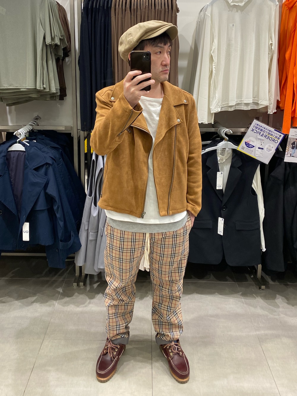 ブラウン系のライダースジャケット、ベージュ系のパンツ、ブラウン系のモカシン/デッキシューズを着用したメンズの春コーディネートの4枚目の写真