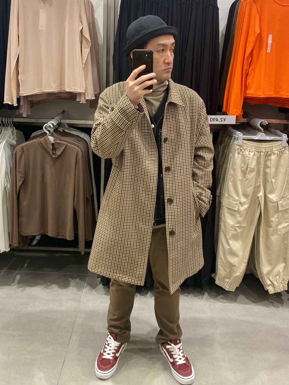 その他のステンカラーコート、ブラウン系のパンツ、レッド系のスニーカーを着用したメンズの冬コーディネートの4枚目の写真