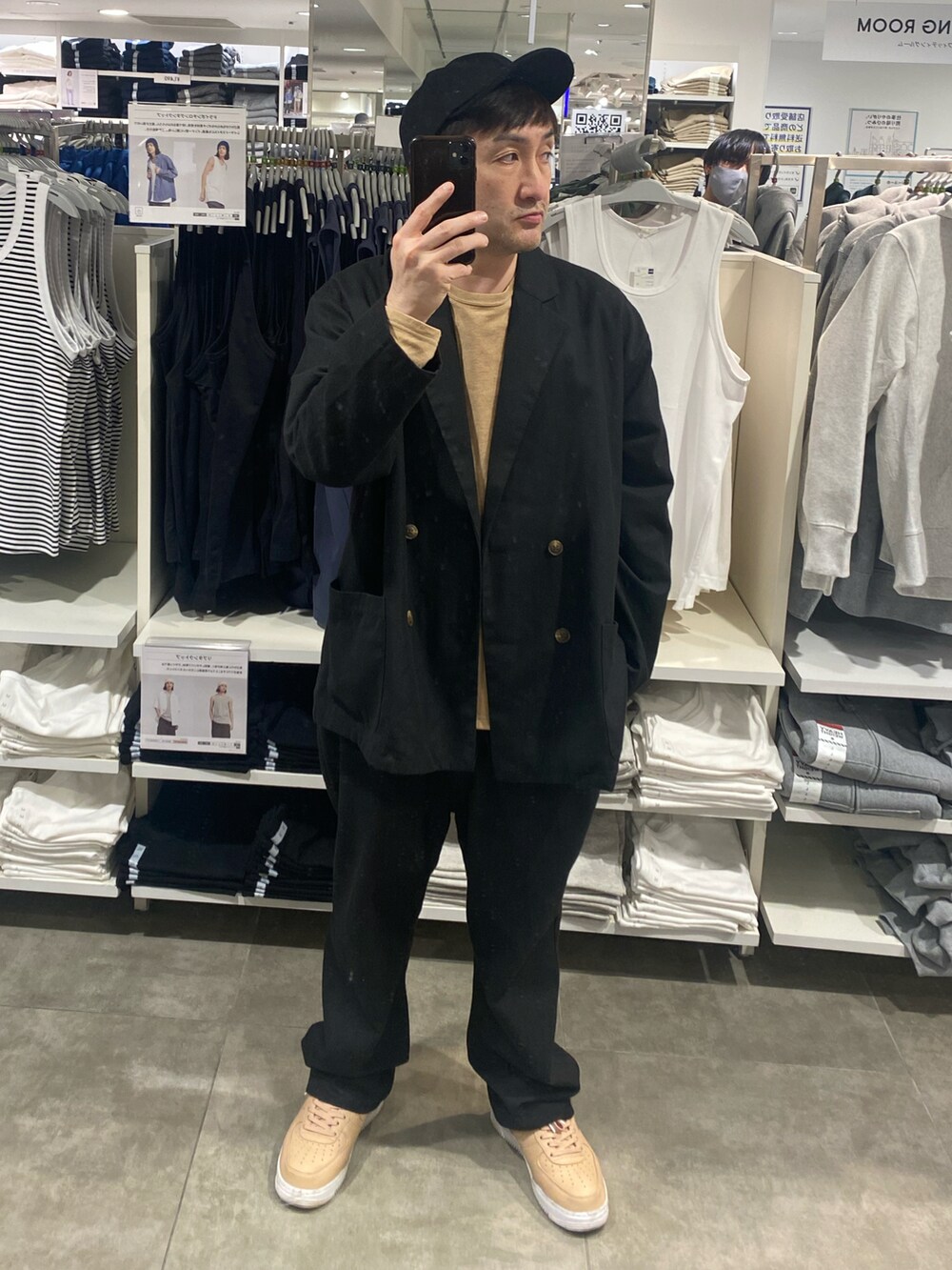 ブラック系のテーラードジャケット、ブラック系のその他パンツ、ベージュ系のスニーカーを着用したメンズの春コーディネートの2枚目の写真