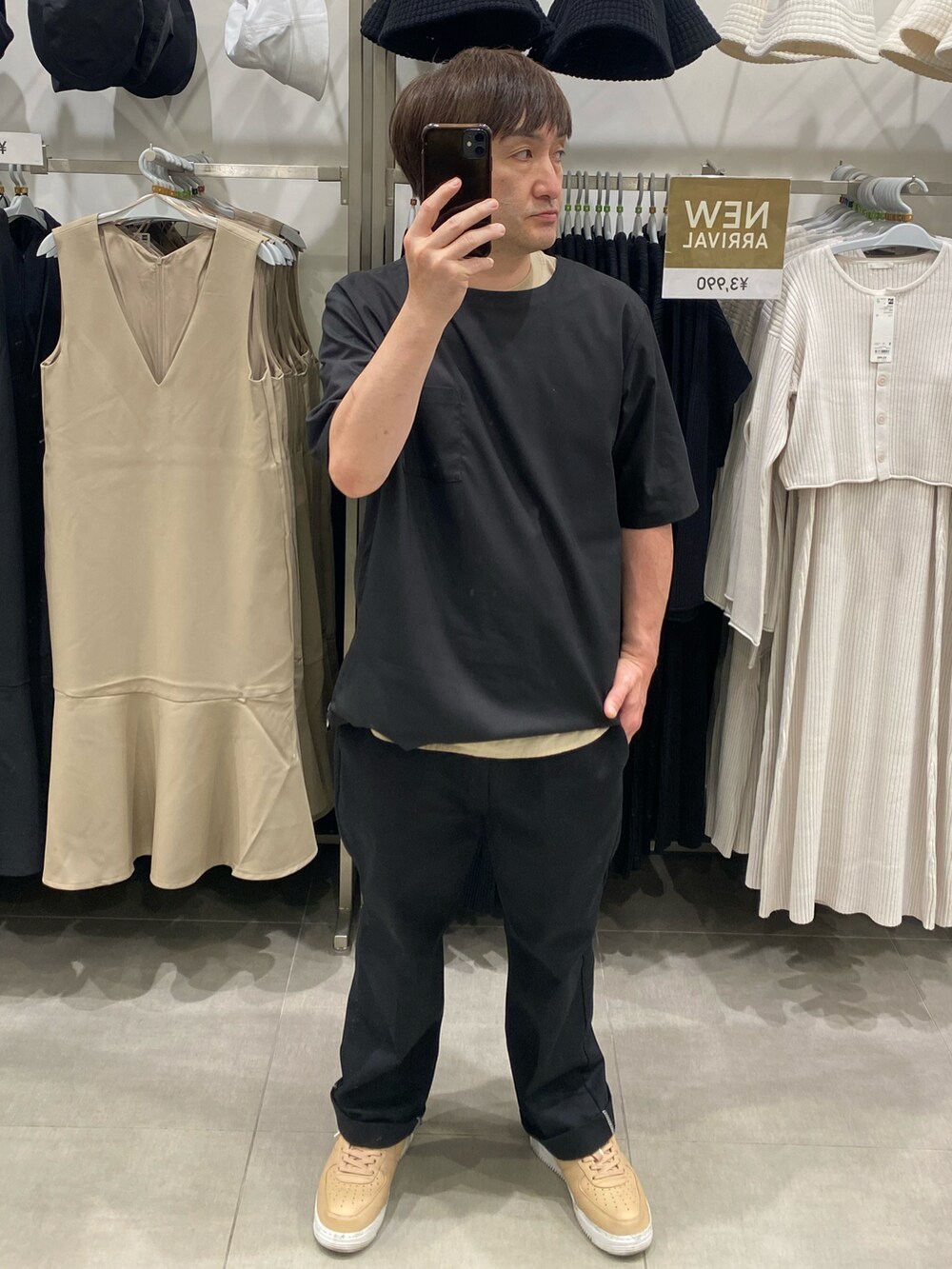 ブラック系のTシャツ/カットソー、ベージュ系のスニーカー、ベージュ系のキャップを着用したメンズの夏コーディネートの3枚目の写真