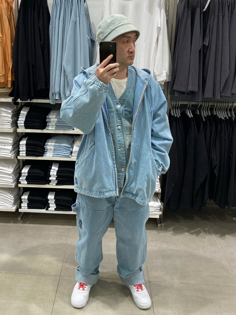 ブルー系のその他アウター、ブルー系のその他パンツ、ホワイト系のスニーカーを着用したメンズの春コーディネートの4枚目の写真