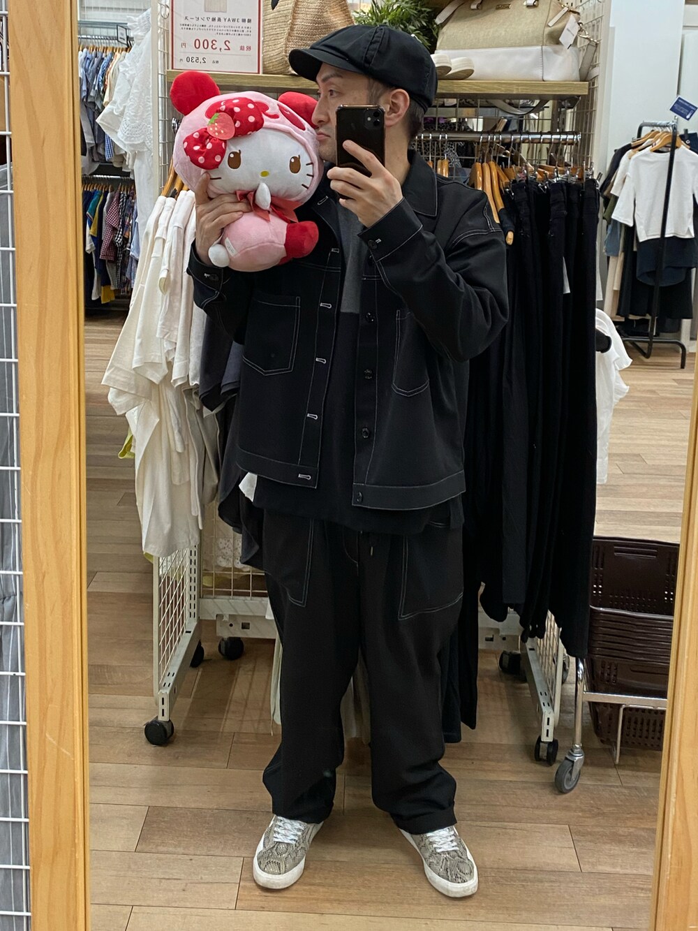 ブラック系のテーラードジャケット、ブラック系のその他パンツ、ホワイト系のスニーカーを着用したメンズの夏コーディネートの2枚目の写真