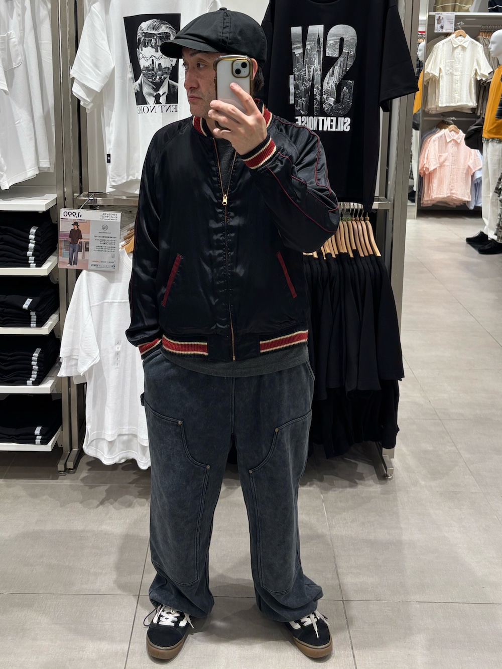 グレー系のスウェットパンツ、ブラック系のスニーカー、ブラック系のスカジャンを着用したメンズの春コーディネートの2枚目の写真