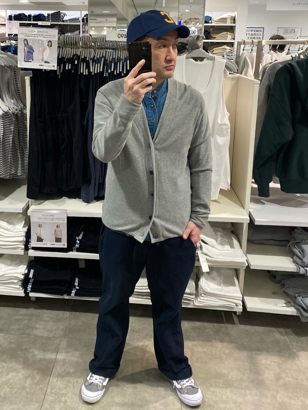 ブルー系のその他パンツ、グレー系のスニーカー、ブルー系の帽子を着用したメンズの春コーディネートの4枚目の写真