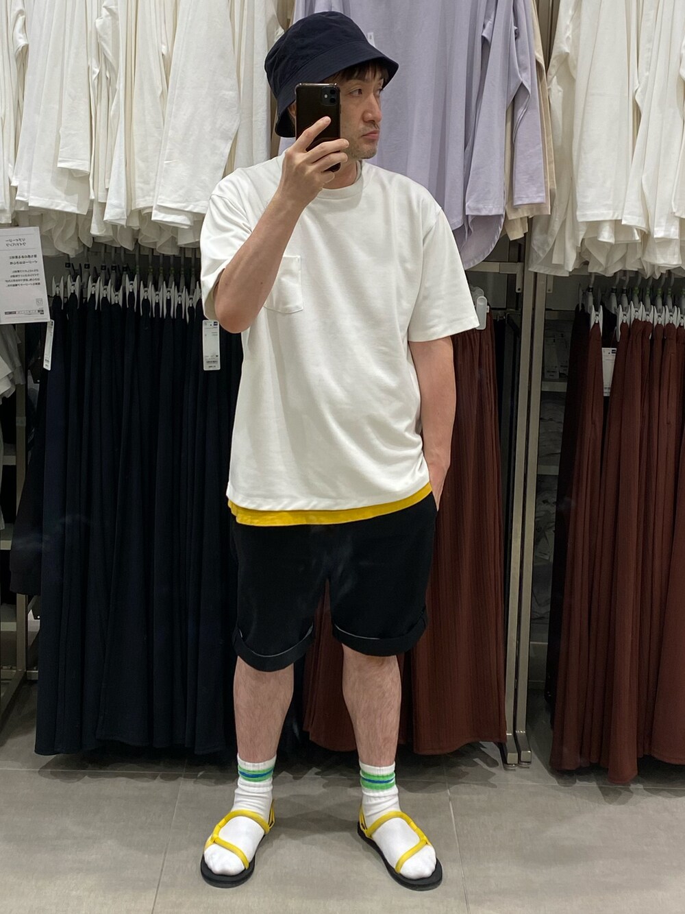 ブラック系のその他パンツ、ブラック系のサンダル、ホワイト系のTシャツ/カットソーを着用したメンズの夏コーディネートの2枚目の写真