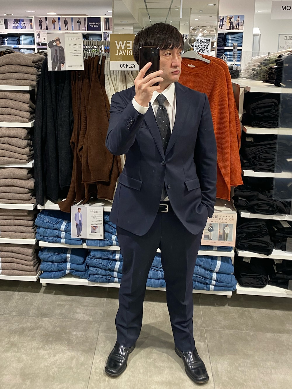 ブルー系のテーラードジャケット、その他のその他を着用したメンズの秋コーディネートの2枚目の写真