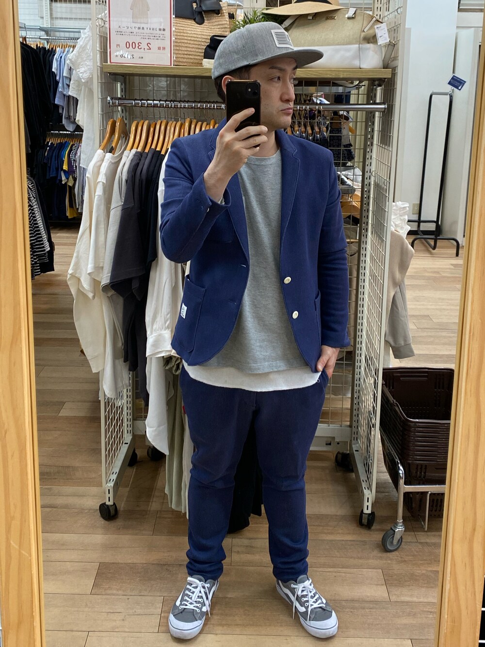 ブルー系のテーラードジャケット、ブルー系のスウェットパンツ、グレー系のスニーカーを着用したメンズの春コーディネートの3枚目の写真