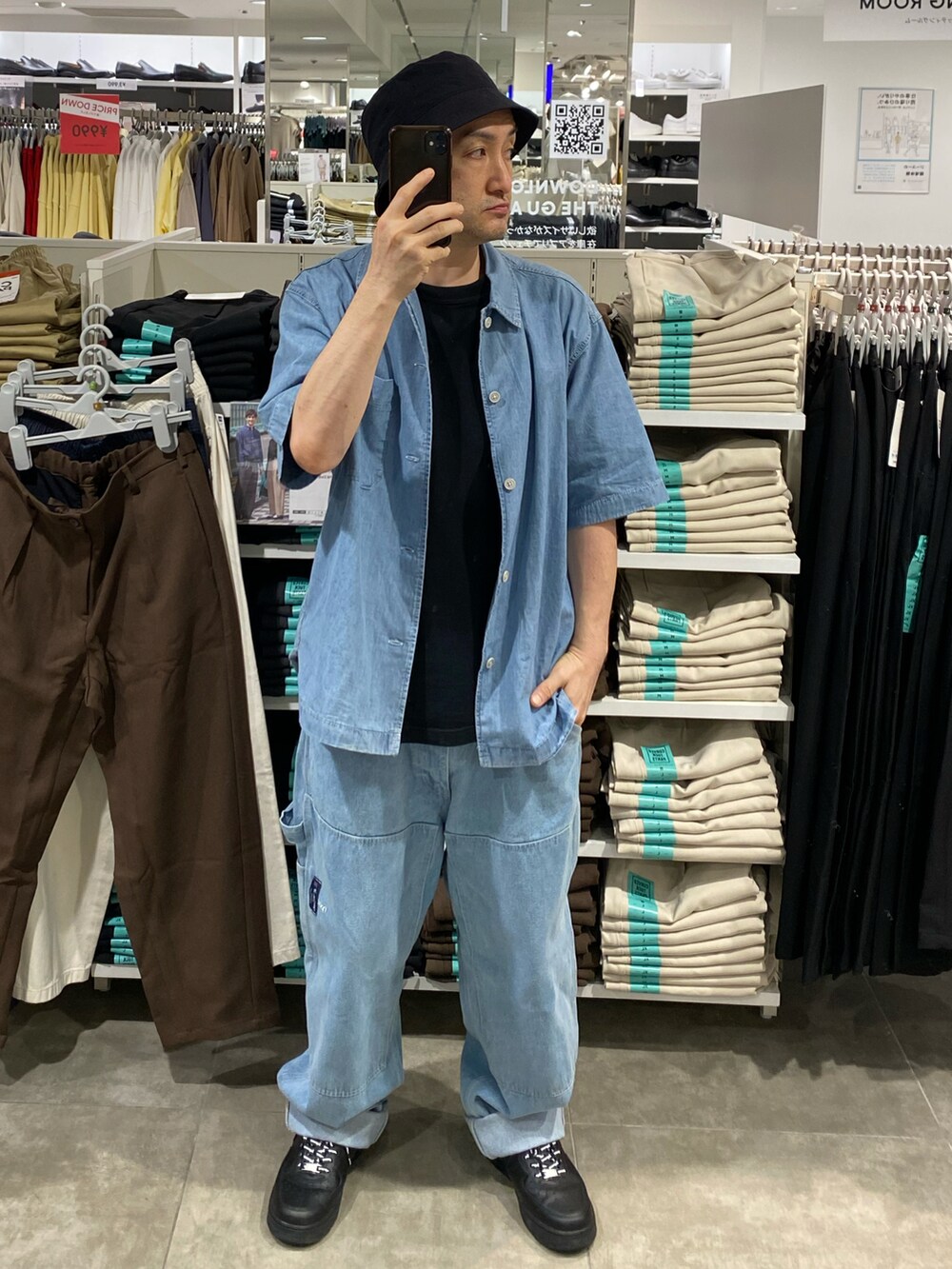 ブラック系のスニーカー、ブルー系のシャツ/ブラウス、ブラック系のハットを着用したメンズの夏コーディネートの2枚目の写真