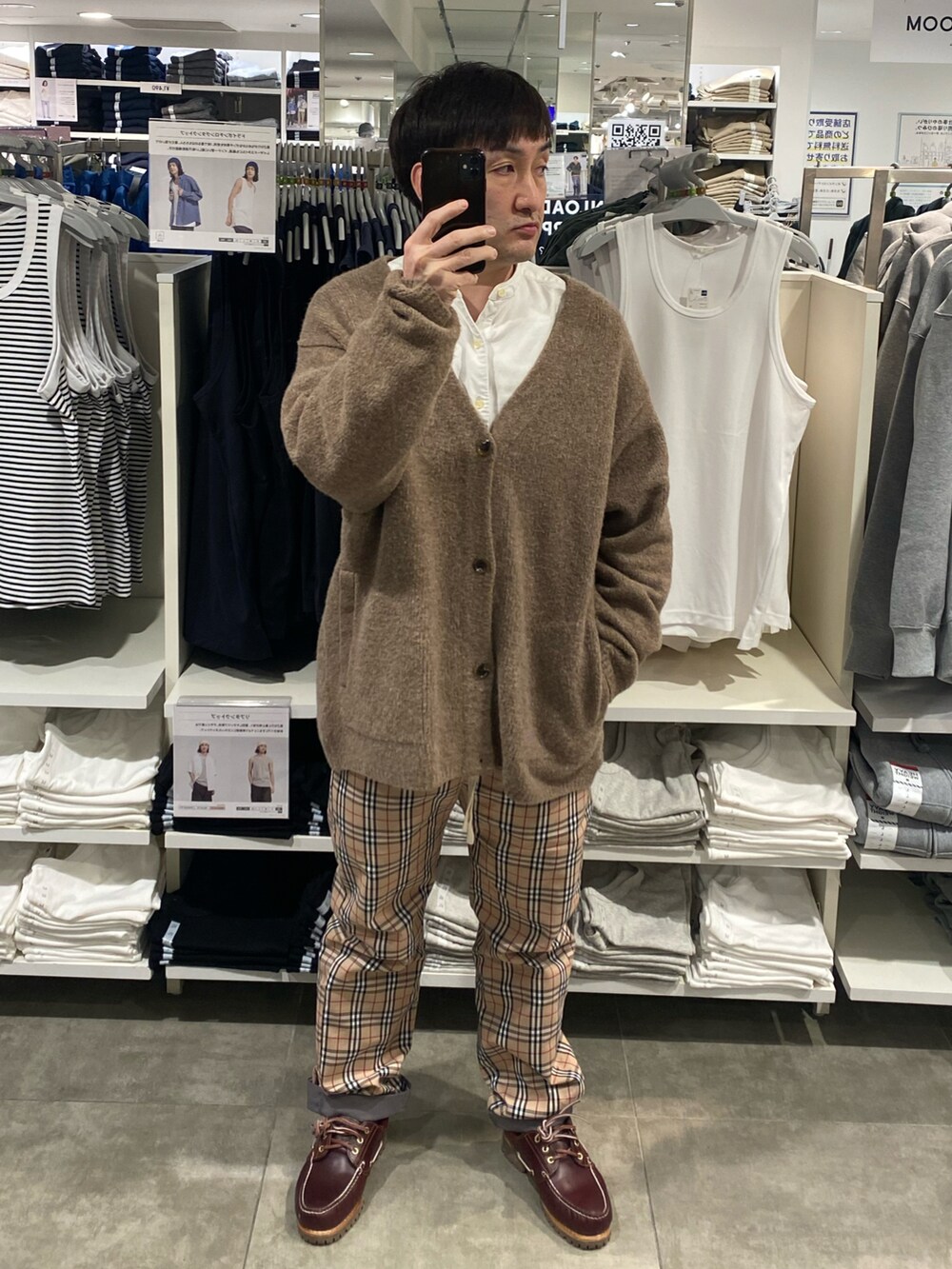 ベージュ系のパンツ、ブラウン系のモカシン/デッキシューズ、ホワイト系のシャツ/ブラウスを着用したメンズの春コーディネートの2枚目の写真