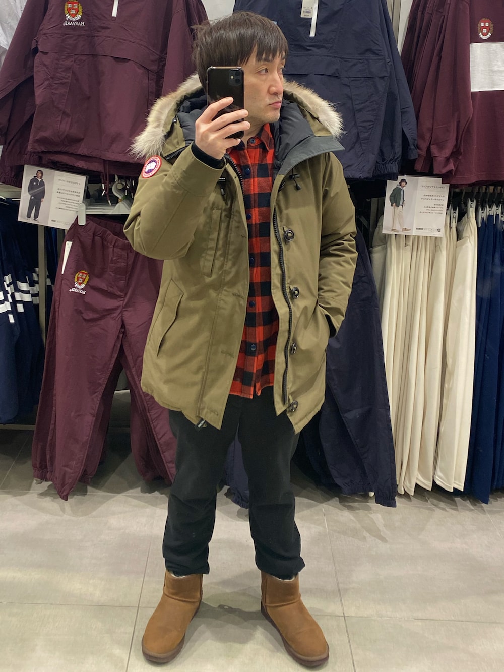 グリーン系のダウンジャケット/コート、ブラック系のその他パンツ、ブラウン系のブーツを着用したメンズの冬コーディネートの5枚目の写真