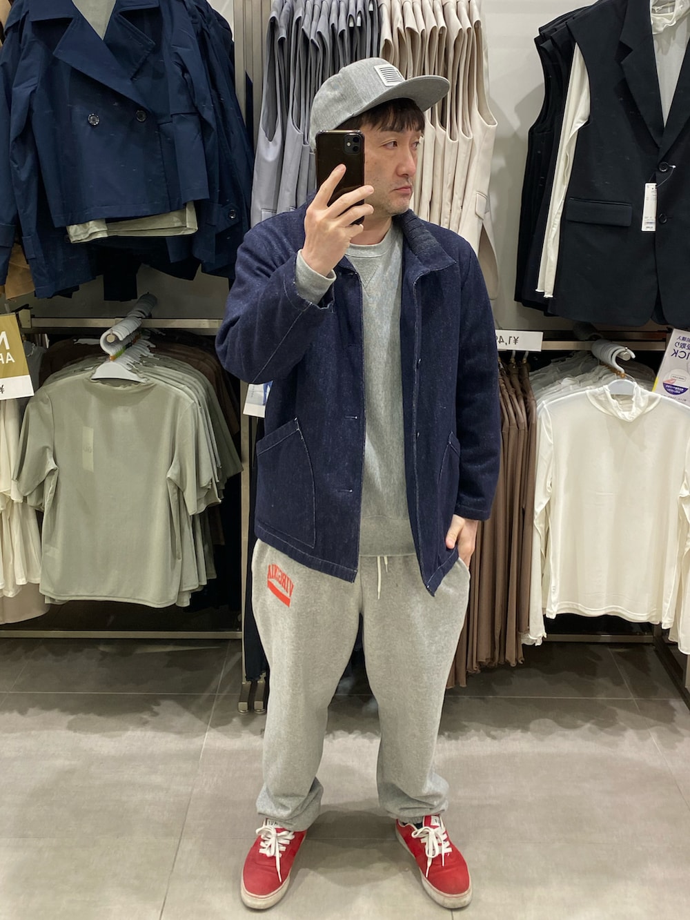 ブルー系のデニムジャケット、グレー系のスウェットパンツ、レッド系のスニーカーを着用したメンズの春コーディネートの3枚目の写真