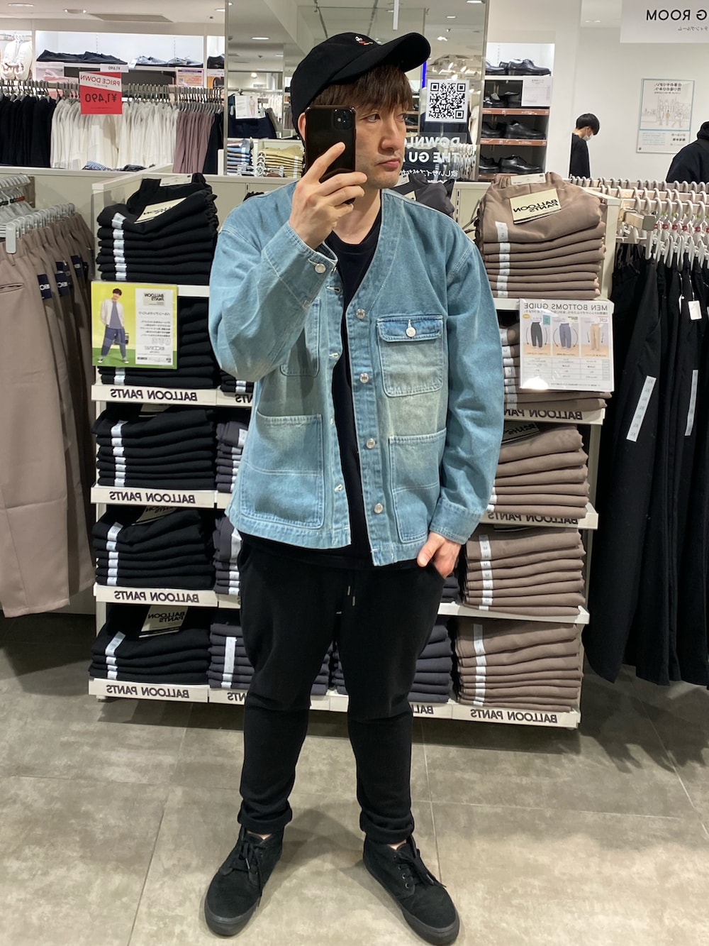 ブルー系のその他アウター、ブラック系のその他パンツ、ブラック系のスニーカーを着用したメンズの春コーディネートの3枚目の写真