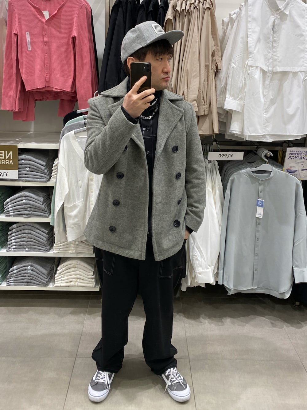 グレー系のピーコート、グレー系のスニーカー、ブラック系のTシャツ/カットソーを着用したメンズの冬コーディネートの2枚目の写真