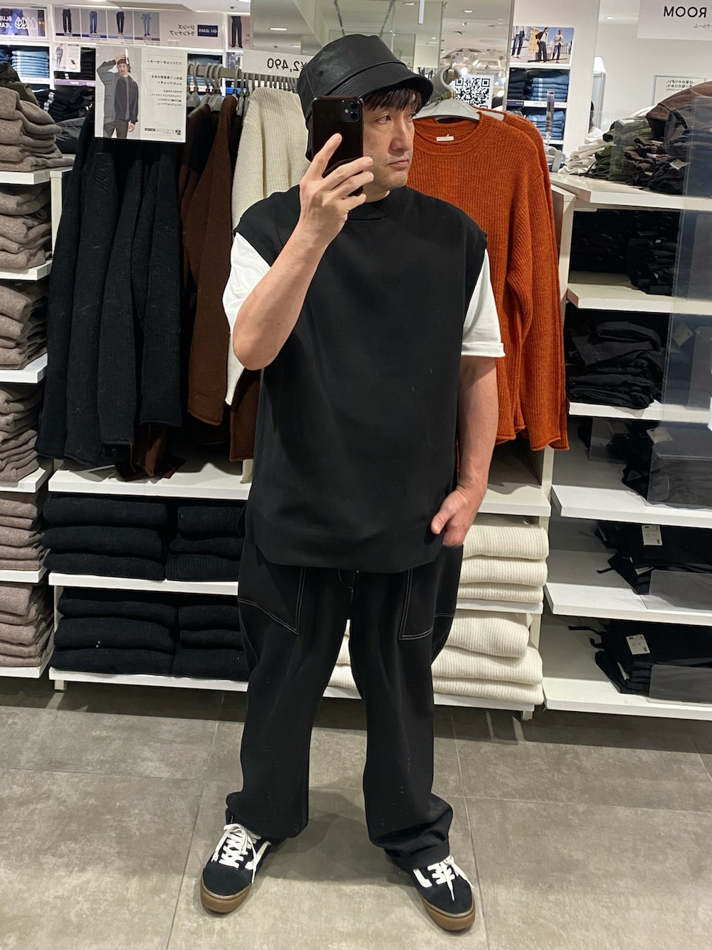 ブラック系のベスト、ブラック系のセットアップ、ブラック系のスニーカーを着用したメンズの秋コーディネートの3枚目の写真