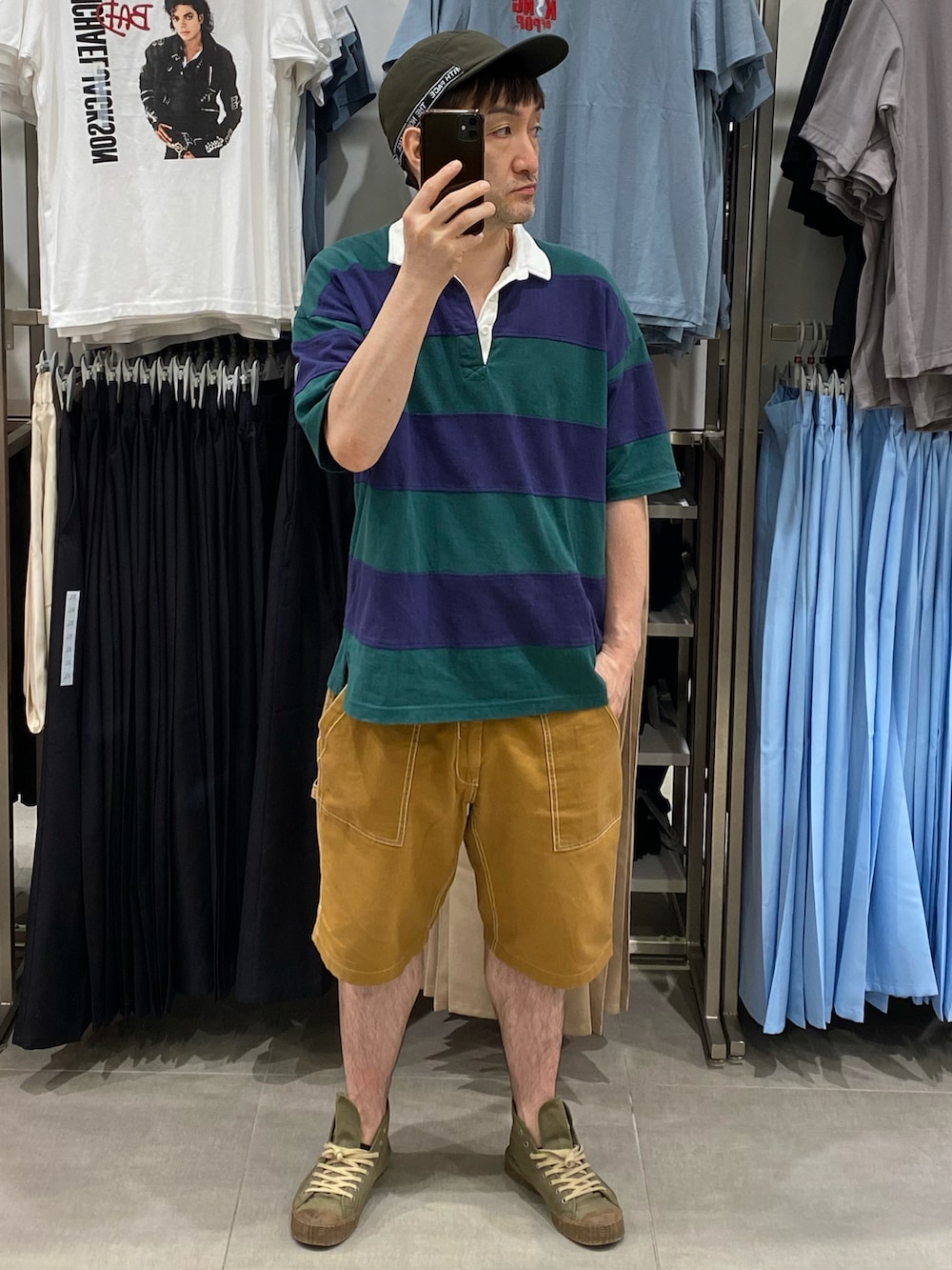 グリーン系のスニーカー、グリーン系のキャップ、その他のその他を着用したメンズの夏コーディネートの3枚目の写真