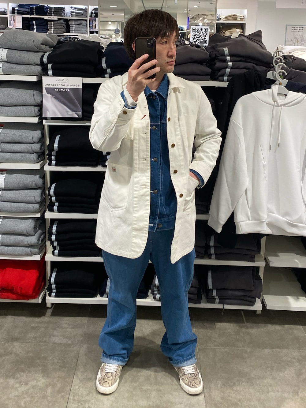 ブルー系のデニムジャケット、ブルー系のデニムパンツ、その他のスニーカーを着用したメンズの春コーディネートの3枚目の写真