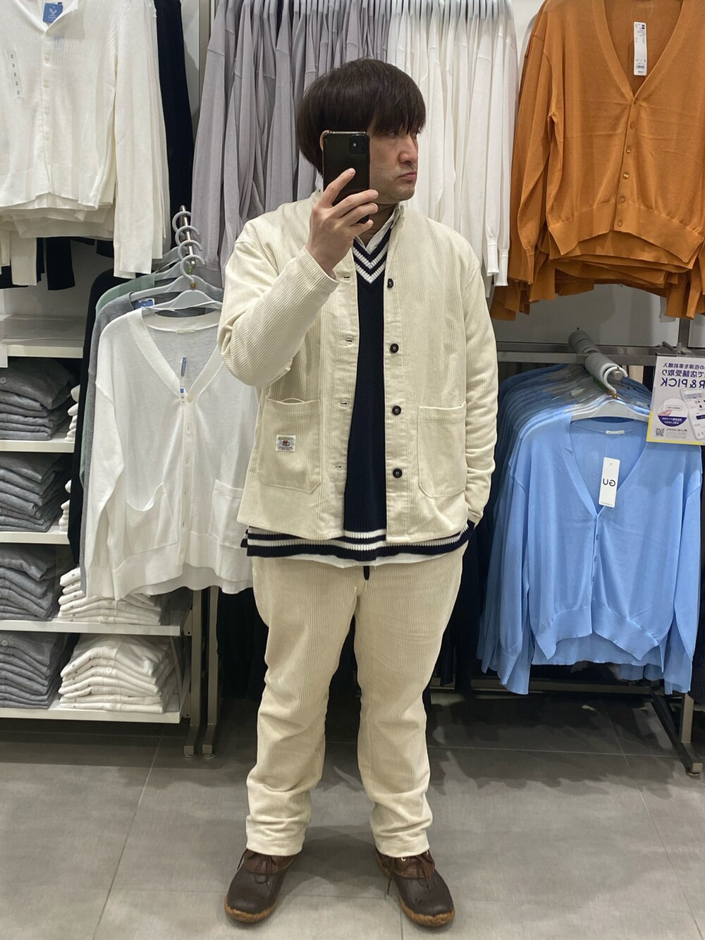 ホワイト系のその他パンツ、ベージュ系のトレンチコート、ホワイト系のブルゾンを着用したメンズの春コーディネートの2枚目の写真