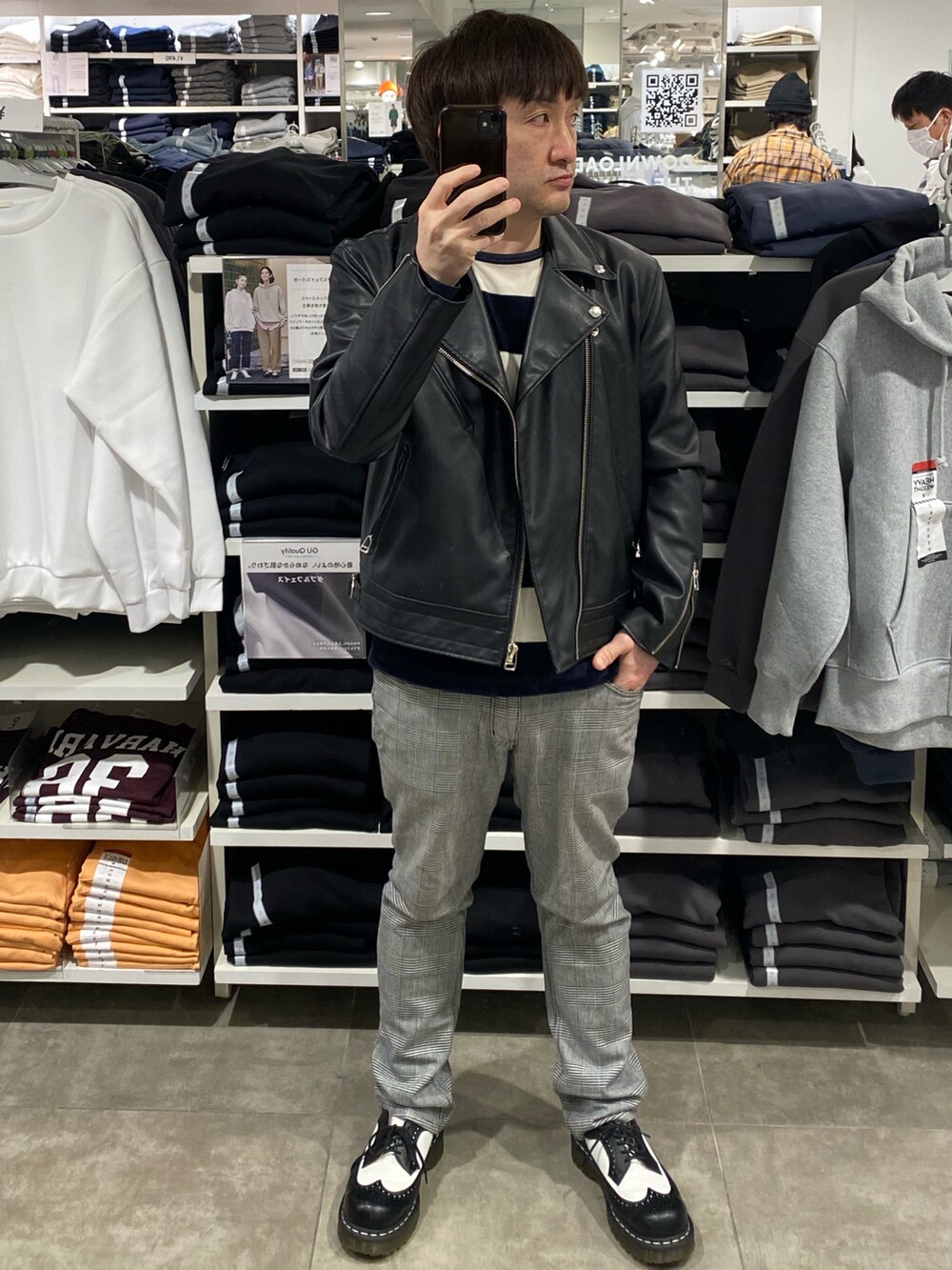 ブラック系のライダースジャケット、その他のTシャツ/カットソー、その他のパンツを着用したメンズの春コーディネートの3枚目の写真