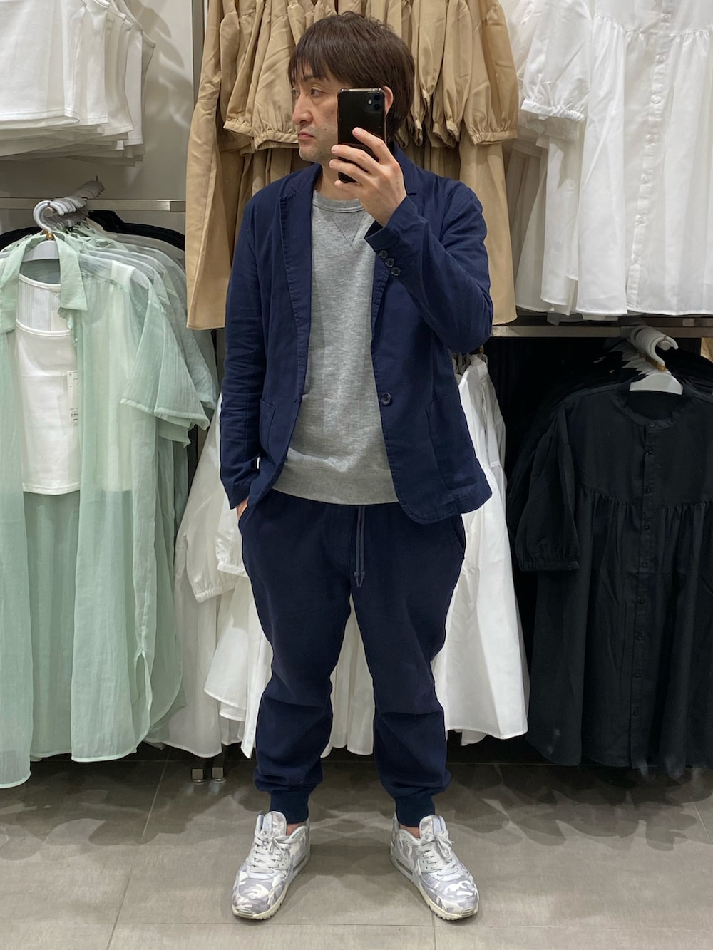 グレー系のTシャツ/カットソー、ブルー系のテーラードジャケット、ブルー系のその他パンツを着用したメンズの春コーディネートの4枚目の写真